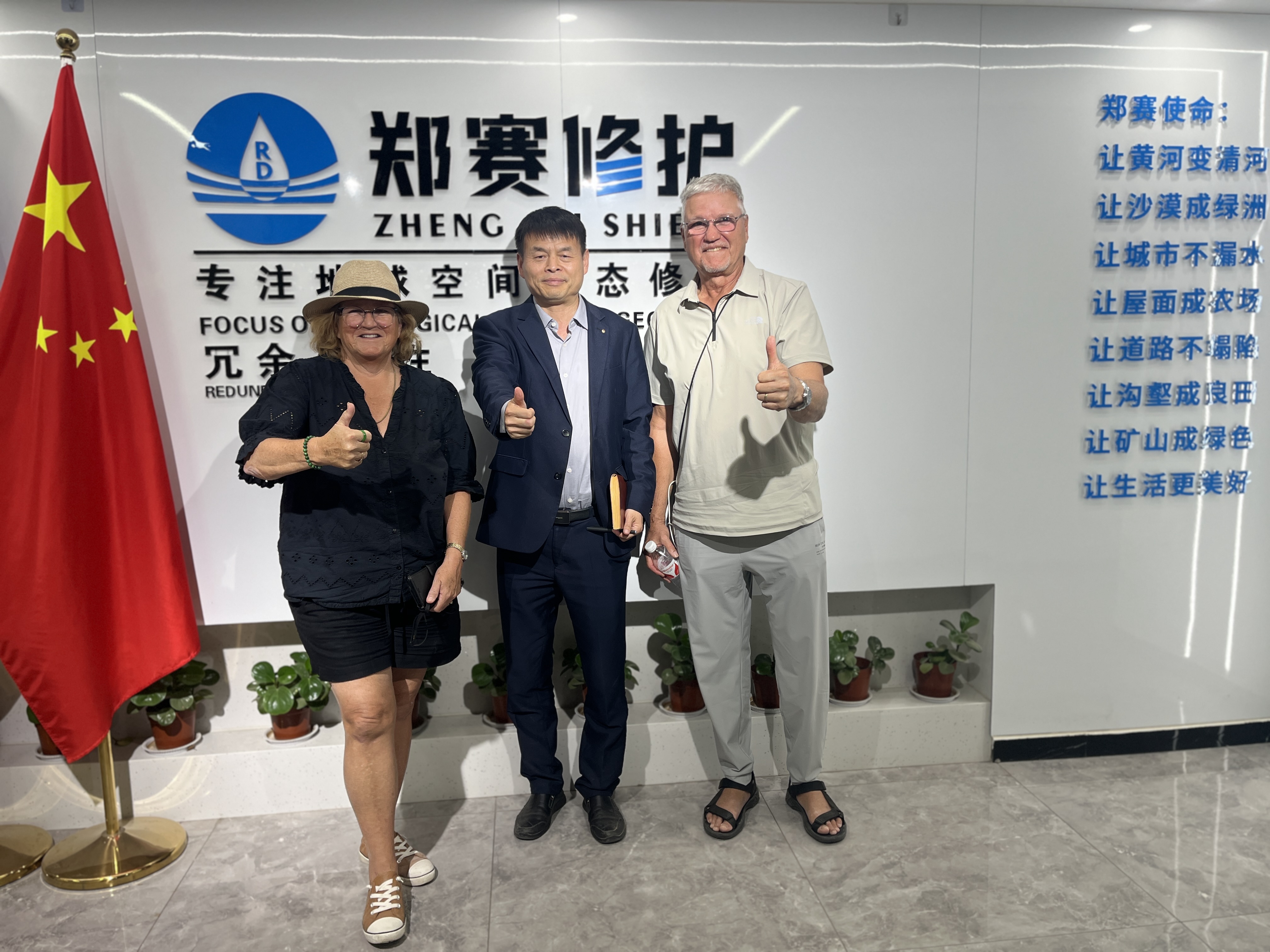 Clientes australianos examinam a aplicação da tecnologia de inovação de controle de deserto da Zhengsai no gerenciamento do deserto australiano